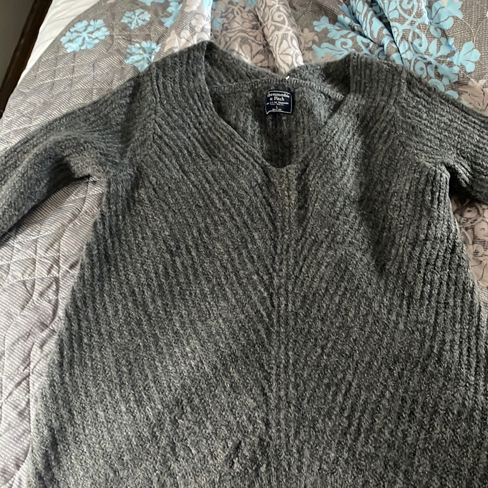 Abercrombie & Fitch grey sweater